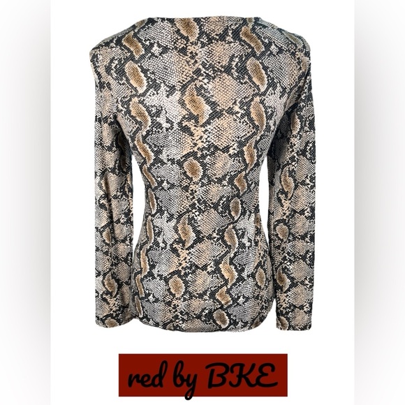 Red by BKE | Snake Print Top - Picture 2 of 7